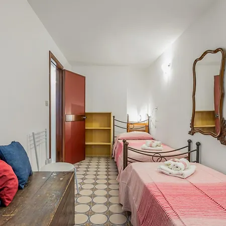 Guesthost - Roomy In The Heart Of Apartamento Taormina