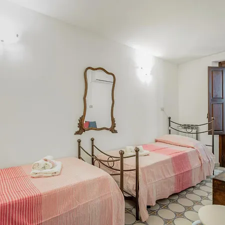 Guesthost - Roomy In The Heart Of *