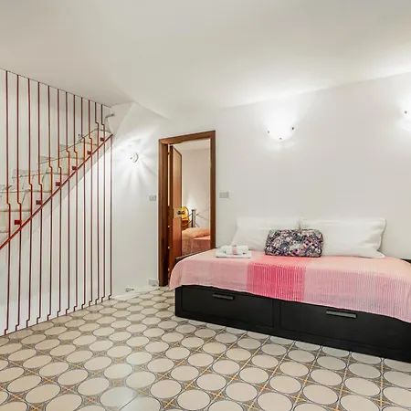 Guesthost - Roomy In The Heart Of Apartamento Taormina
