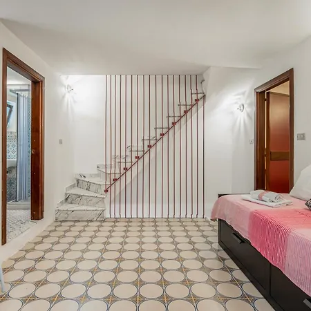 Guesthost - Roomy In The Heart Of *