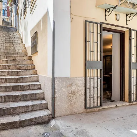 Guesthost - Roomy In The Heart Of Apartamento